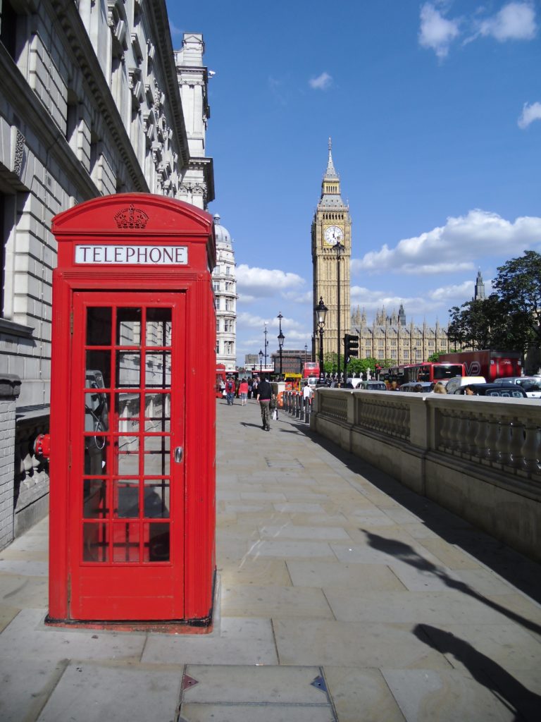 Cabine téléphonique rouge devant Big Ben