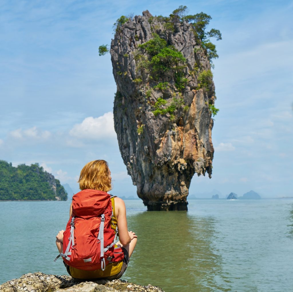 Touriste en sac à dos dans la baie d'Along