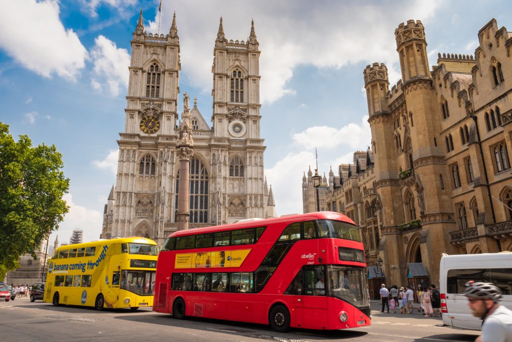 Londres: bus jaune et rouge devant Westminster Abbey