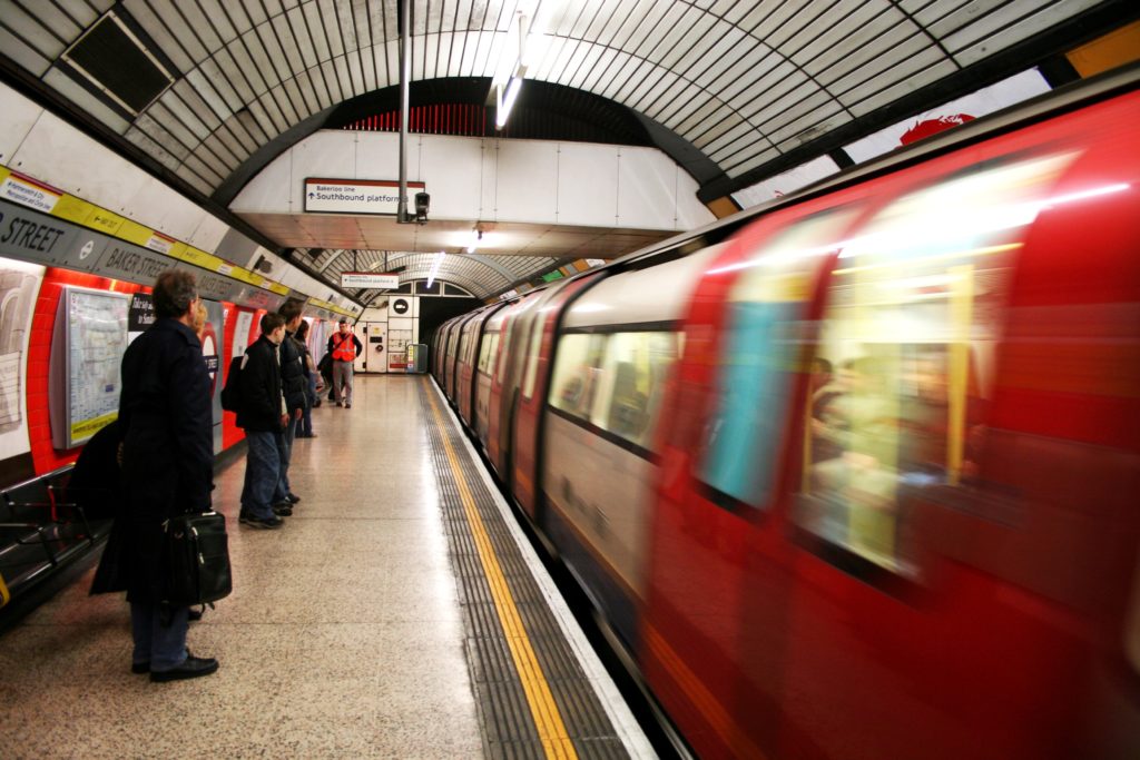Usagers attendant le métro à Londres