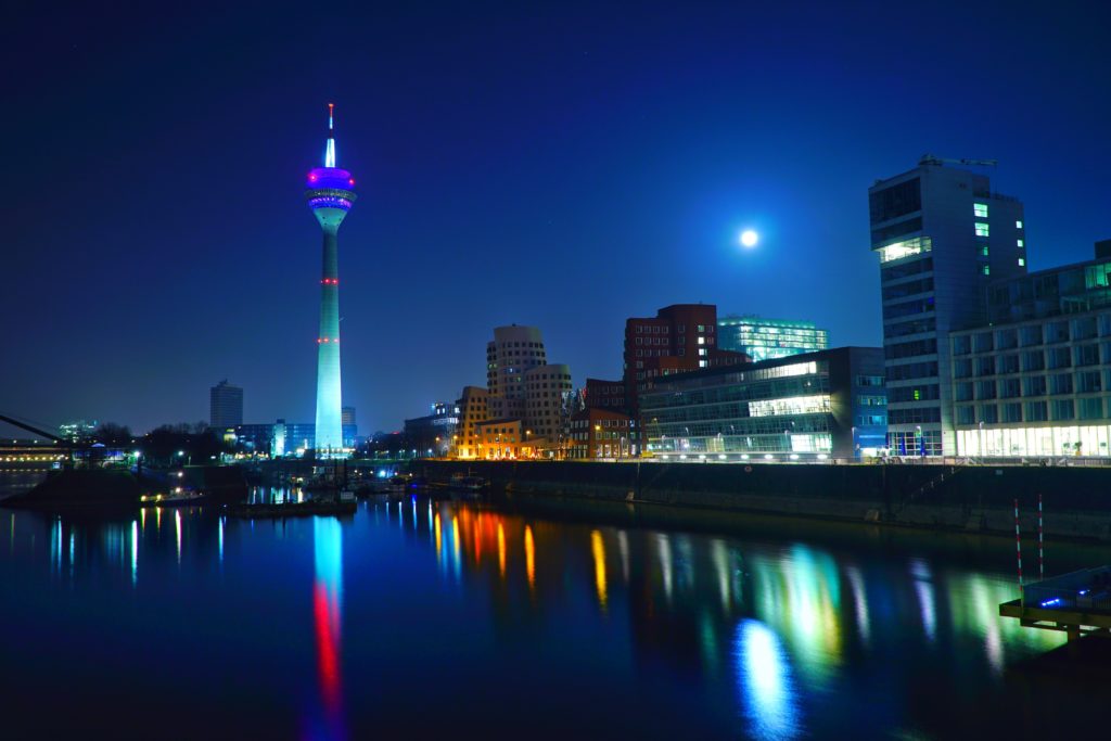 Düsseldorf de nuit avec son antenne et le Rhin